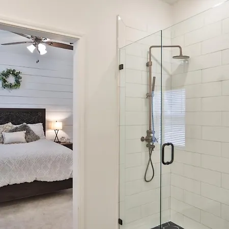Hill Country Haven A Modern Rustic - 2 Bedroom 2 Bathroom Townhouse Off Main Street Fredericksburg Exterior photo