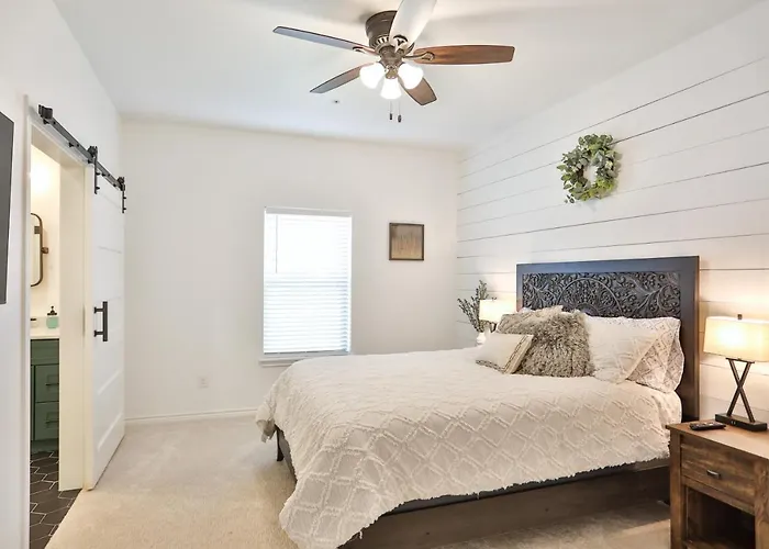 Hill Country Haven A Modern Rustic - 2 Bedroom 2 Bathroom Townhouse Off Main Street