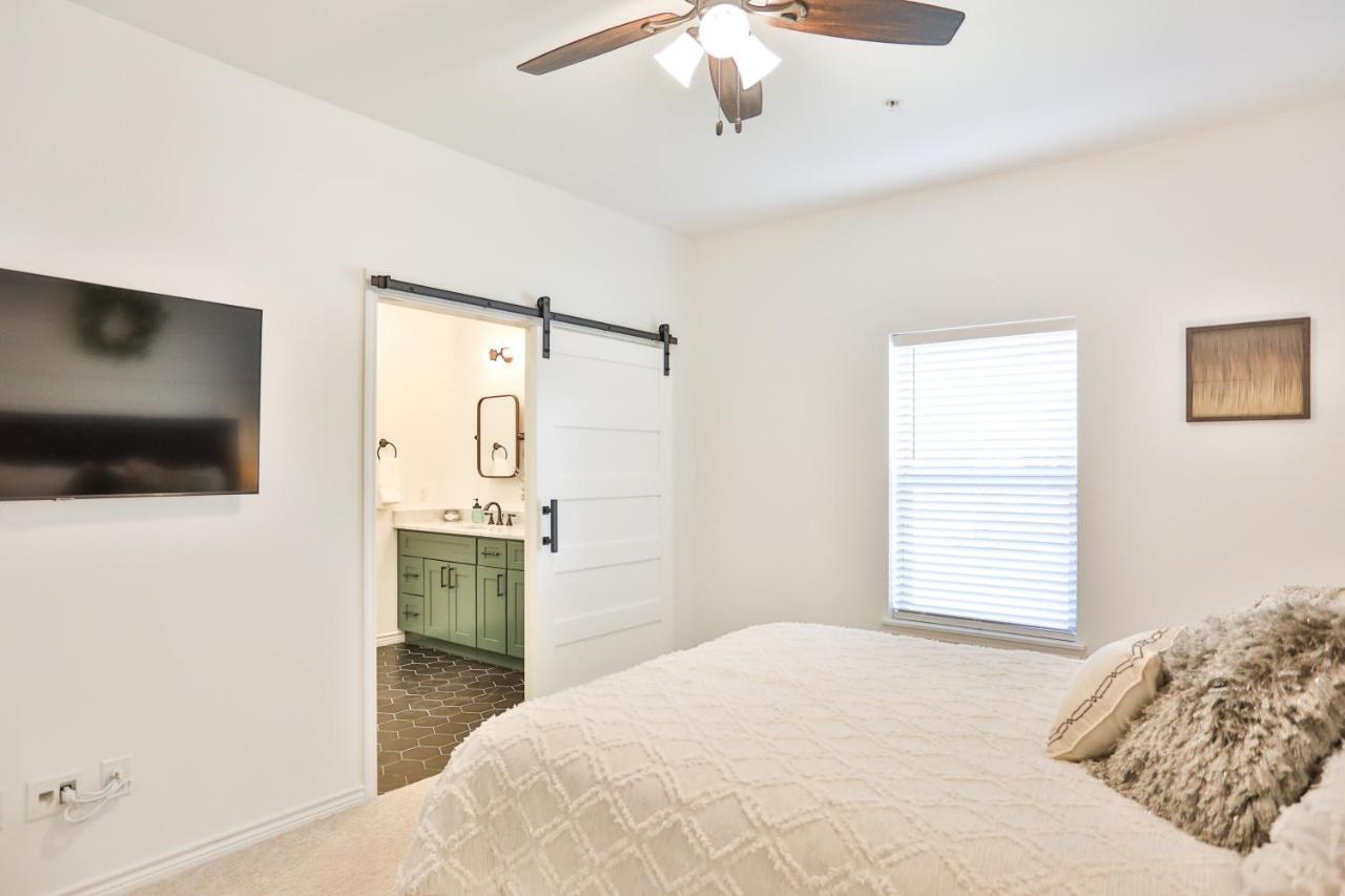 Hill Country Haven A Modern Rustic - 2 Bedroom 2 Bathroom Townhouse Off Main Street Holiday home