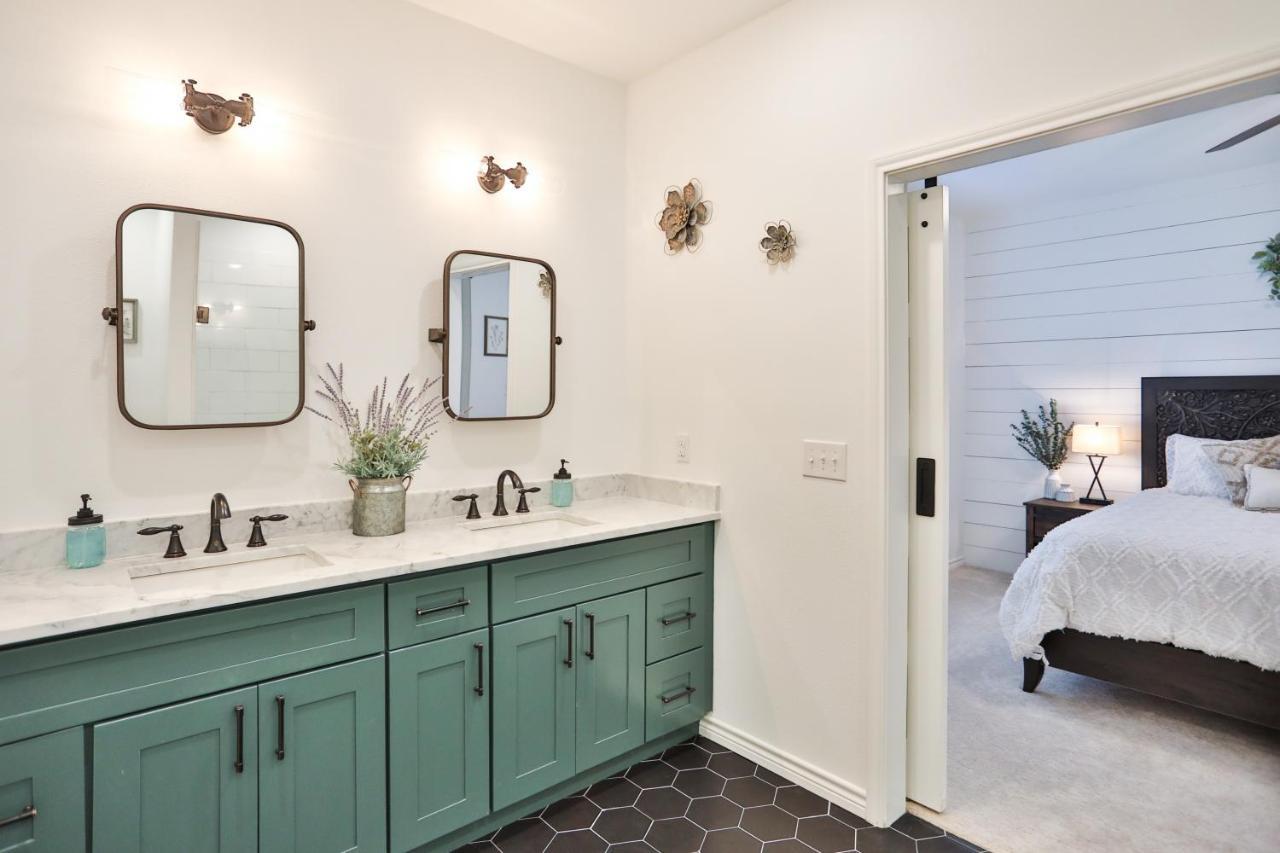 Hill Country Haven A Modern Rustic - 2 Bedroom 2 Bathroom Townhouse Off Main Street Holiday home *