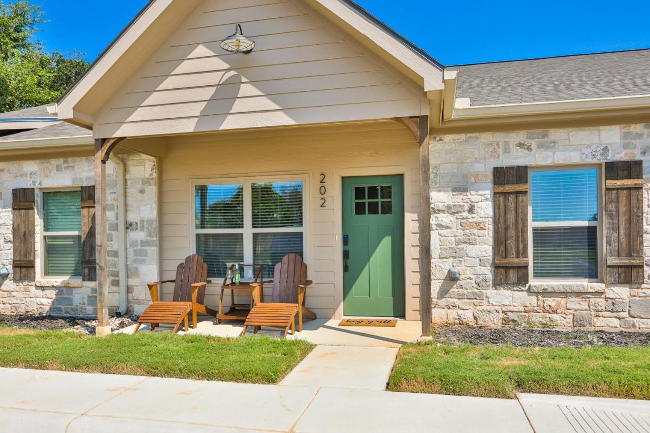 Hill Country Haven A Modern Rustic - 2 Bedroom 2 Bathroom Townhouse Off Main Street * Fredericksburg