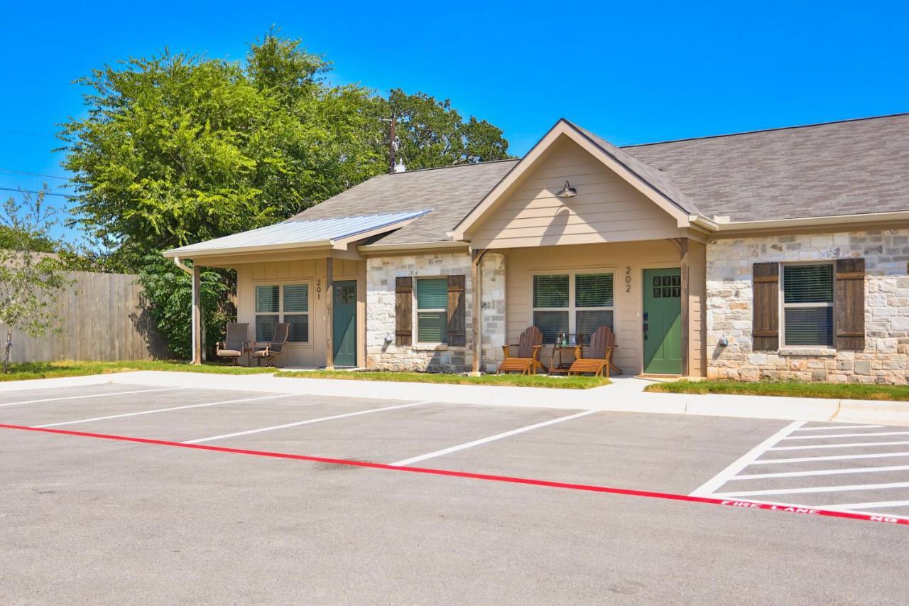 Hill Country Haven A Modern Rustic - 2 Bedroom 2 Bathroom Townhouse Off Main Street Holiday home *