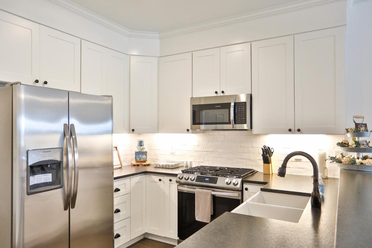 Hill Country Haven A Modern Rustic - 2 Bedroom 2 Bathroom Townhouse Off Main Street Holiday home Fredericksburg