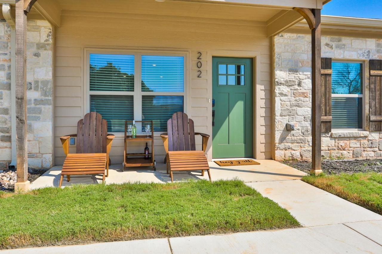 Hill Country Haven A Modern Rustic - 2 Bedroom 2 Bathroom Townhouse Off Main Street Holiday home *