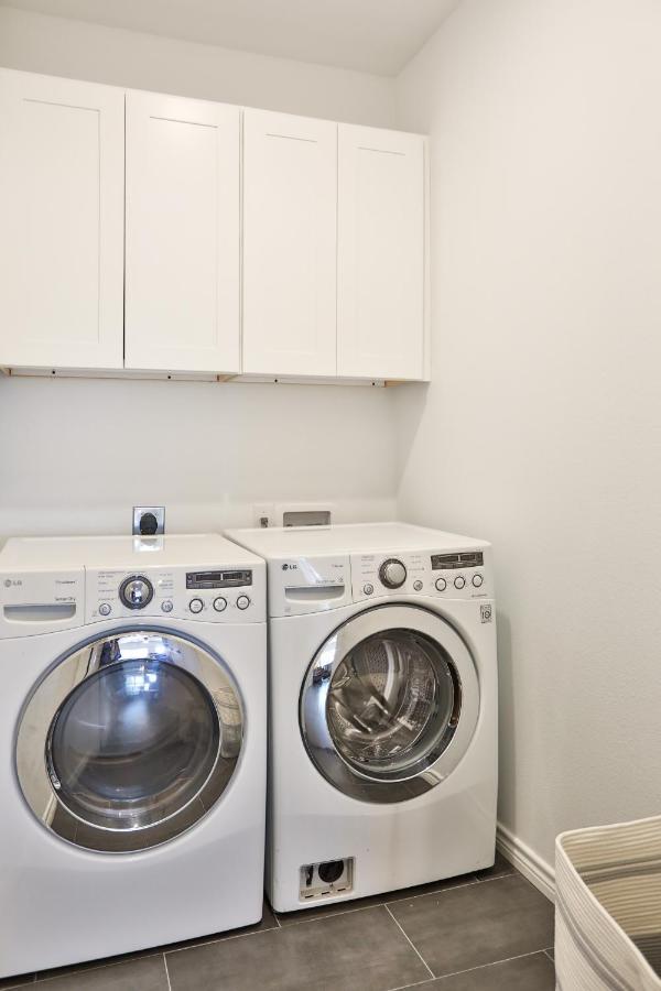 Hill Country Haven A Modern Rustic - 2 Bedroom 2 Bathroom Townhouse Off Main Street Holiday home Fredericksburg