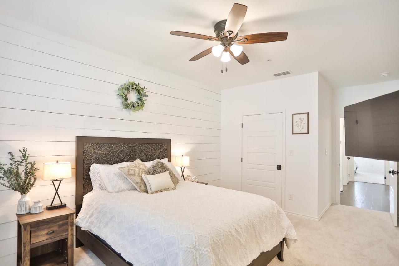 Hill Country Haven A Modern Rustic - 2 Bedroom 2 Bathroom Townhouse Off Main Street Сasa de vacaciones Fredericksburg