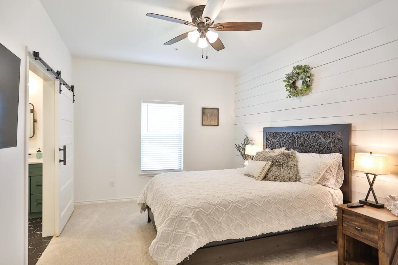 Hill Country Haven A Modern Rustic - 2 Bedroom 2 Bathroom Townhouse Off Main Street Сasa de vacaciones