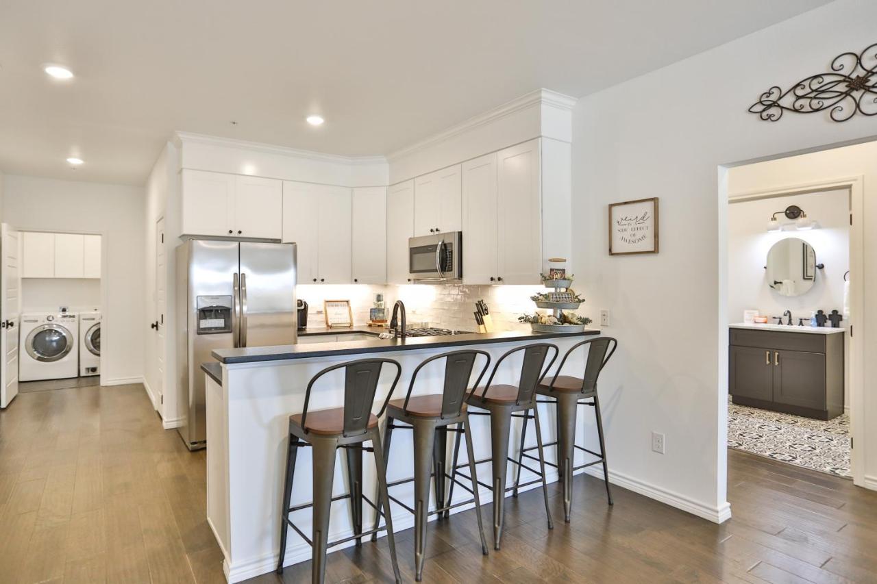 Сasa de vacaciones Hill Country Haven A Modern Rustic - 2 Bedroom 2 Bathroom Townhouse Off Main Street